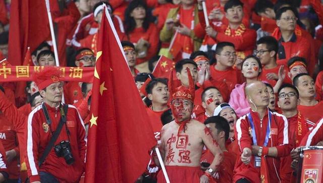 费可欣听到这里，心中更是好奇，问她：如果真是这样，那她的名字或许我也听说过，她叫什么名字，方便告诉我吗？凯丽·维斯特想了想，轻声笑道：她已经离开很多年了，也没什么不方便的。